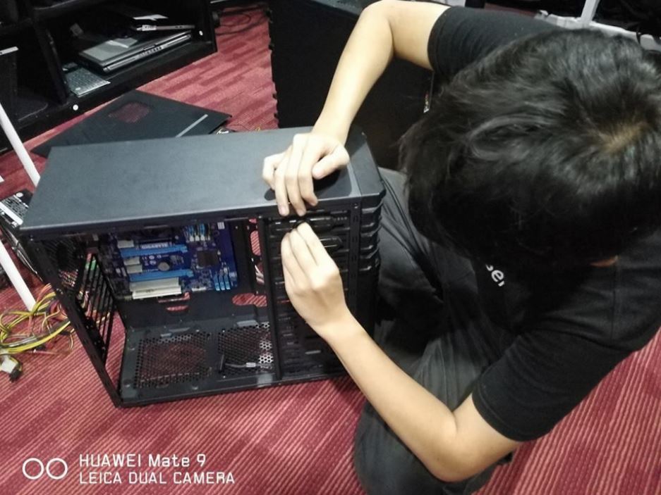 insert screw Kedai Repair Laptop Petaling Jaya