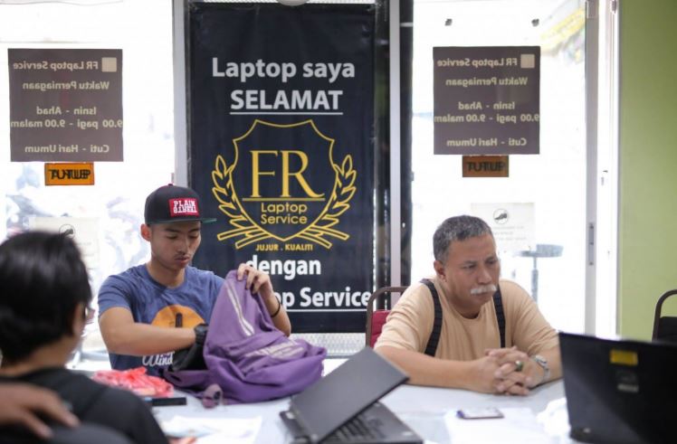 abang misai Kedai Repair Laptop Seri Kembangan