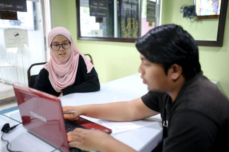 Awek Kedai Repair Laptop Seri Kembangan